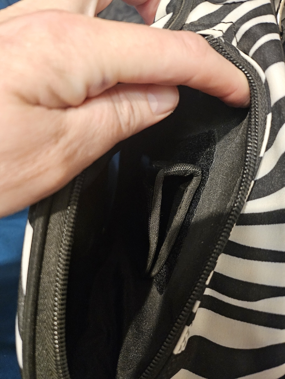 New Gun Tote'n Mamas Zebra Concealed Carry Microfiber Hobo Purse Holster - Picture 4 of 13